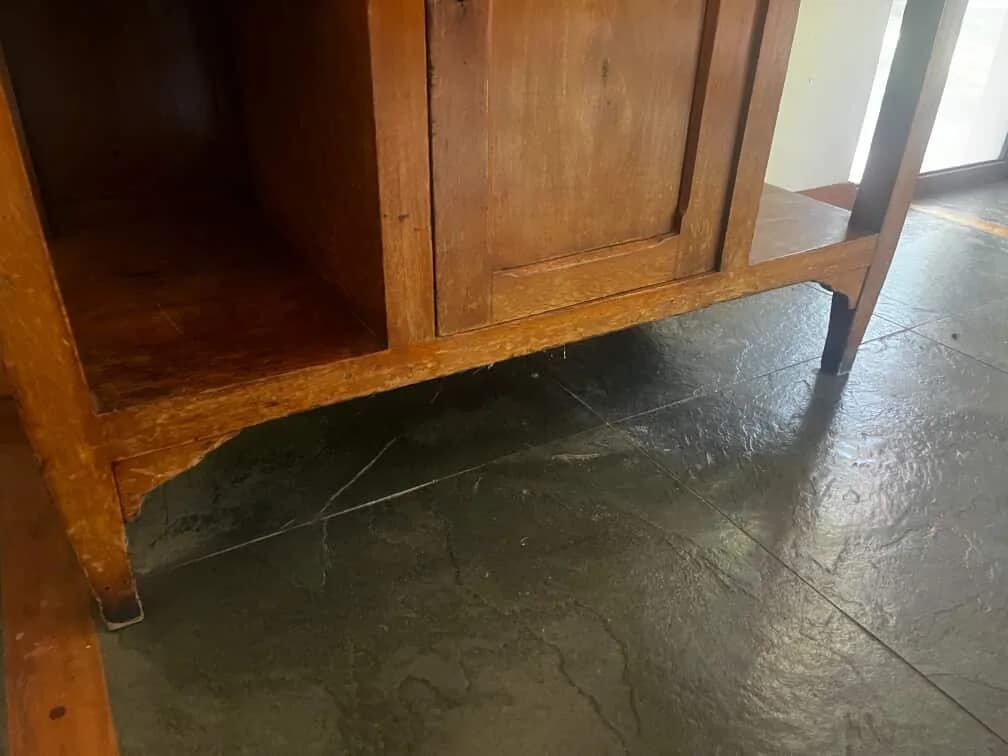 Mueble con marmol, madera de lingue y vidrio biselado. — vista 5