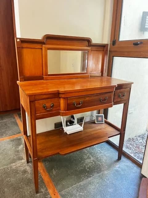 Mueble de madera lingue y espejo biselado. — Espejos