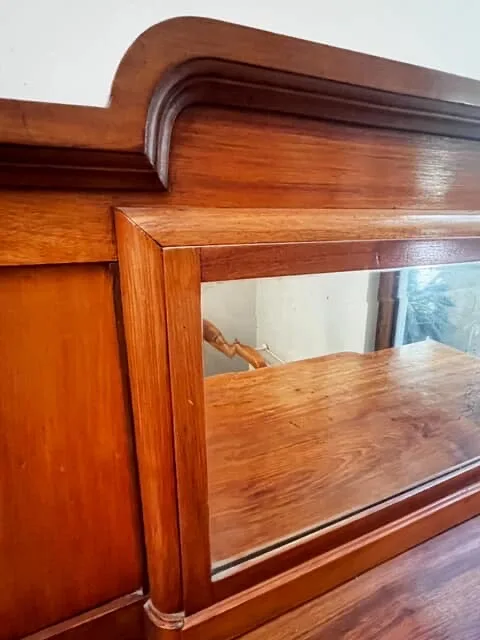 Mueble de madera lingue y espejo biselado. — vista 4