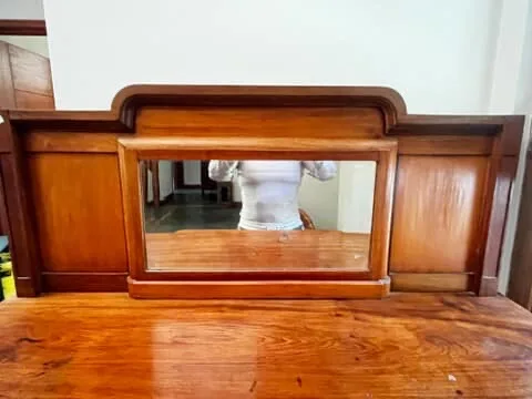 Mueble de madera lingue y espejo biselado. — vista 5