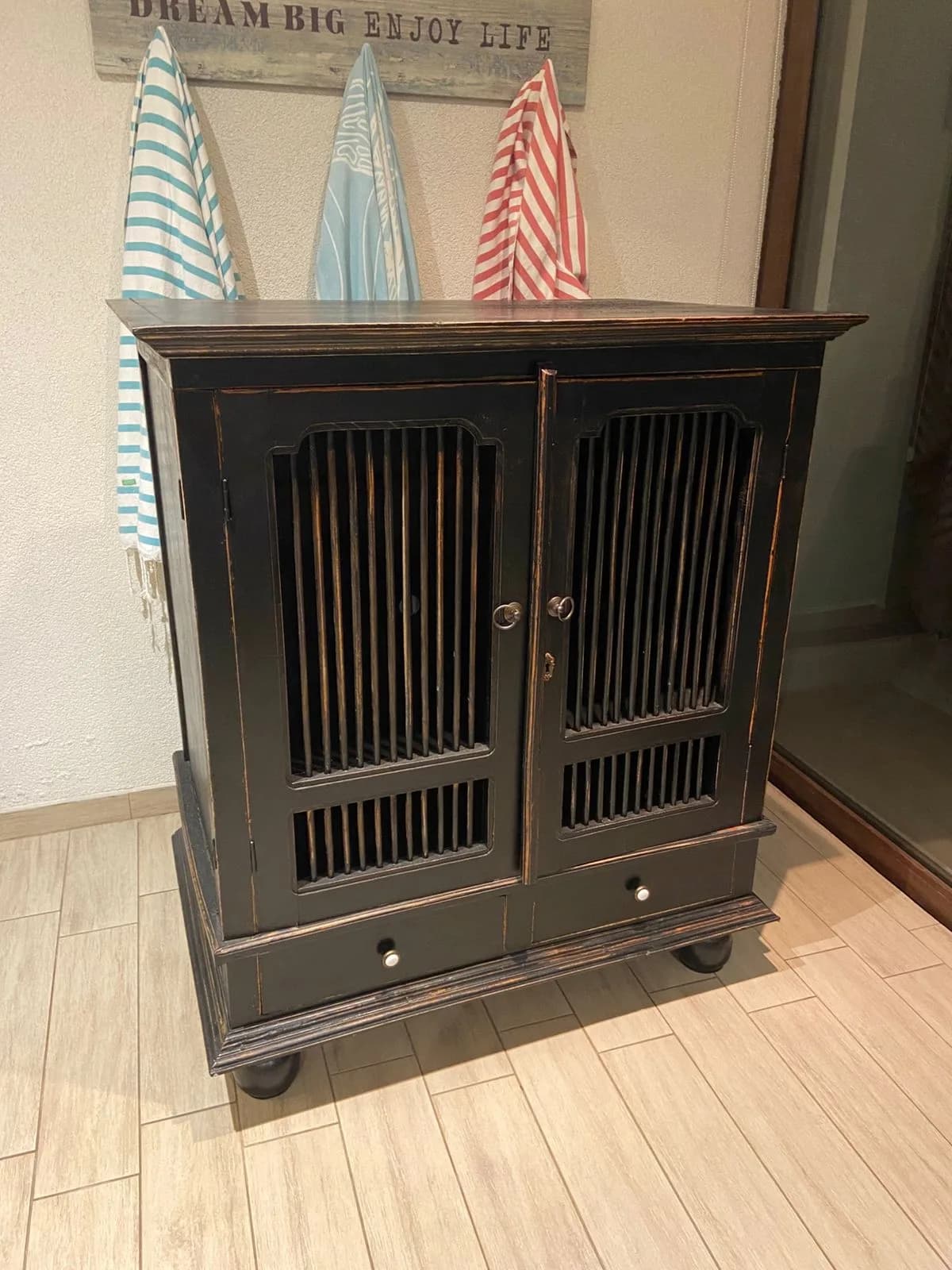 Mueble tipo alacena negro de madera. — Buffets y aparadores