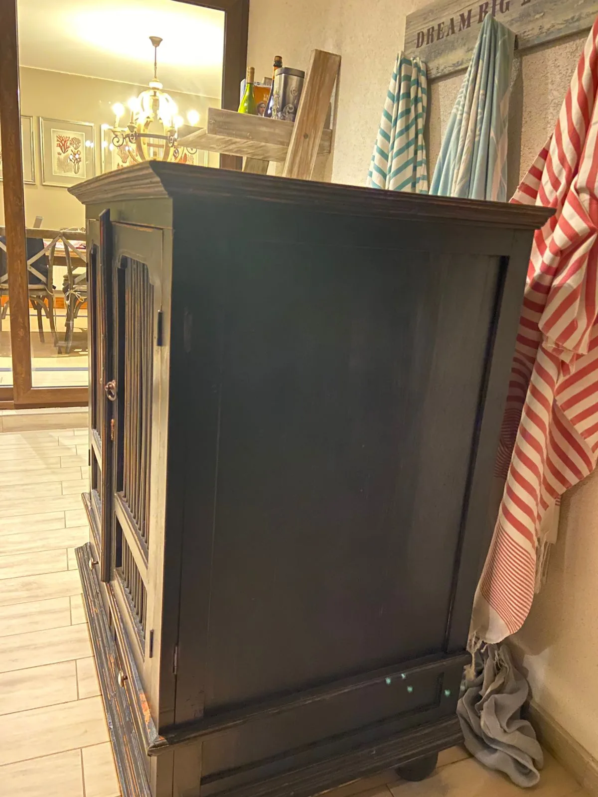Mueble tipo alacena negro de madera. — vista 3