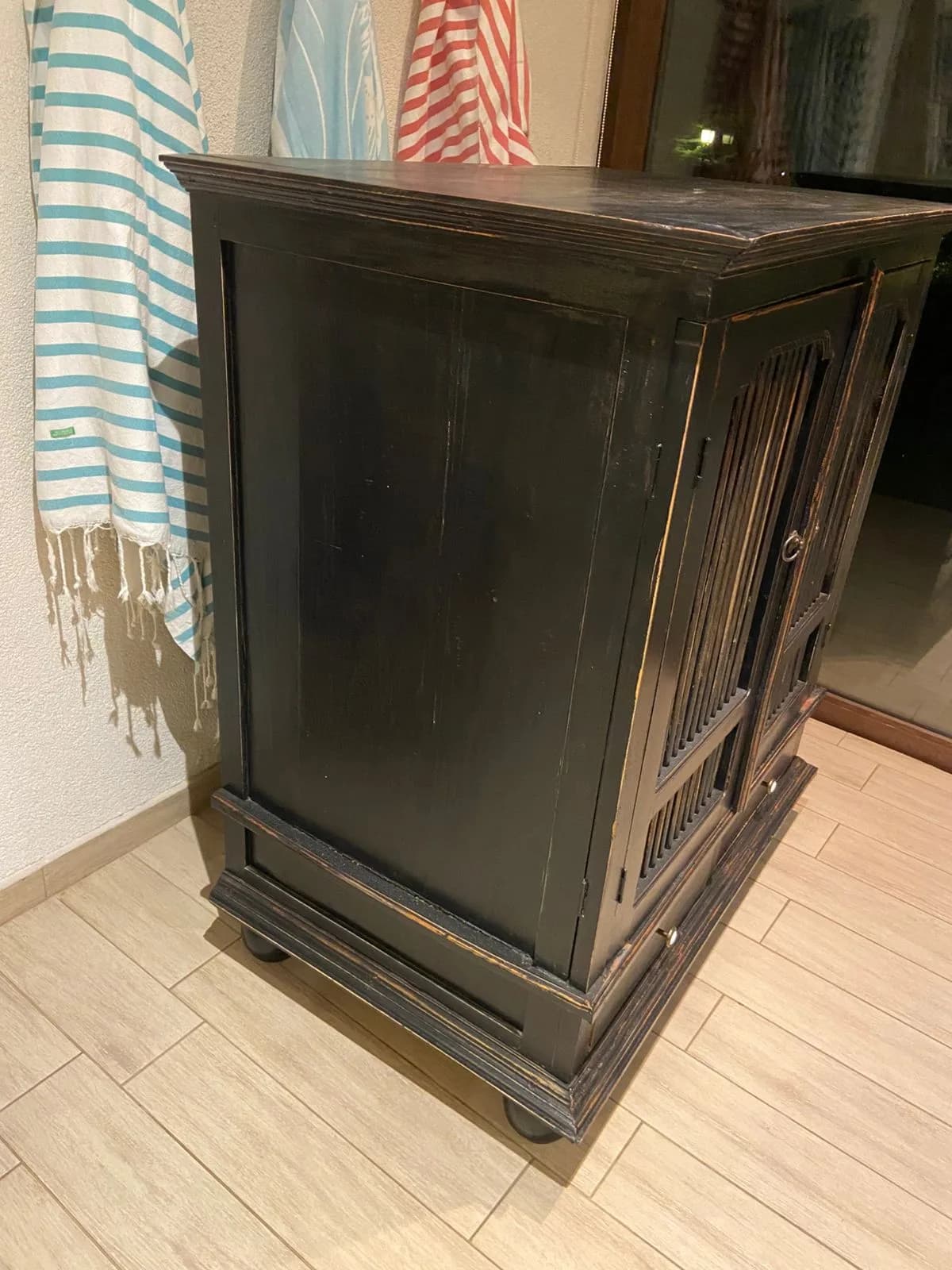 Mueble tipo alacena negro de madera. — vista 4