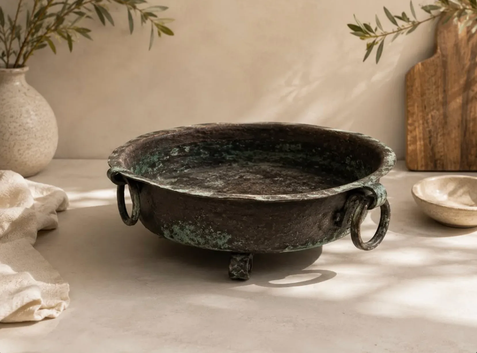 Olla de cobre antiguo con patas.
