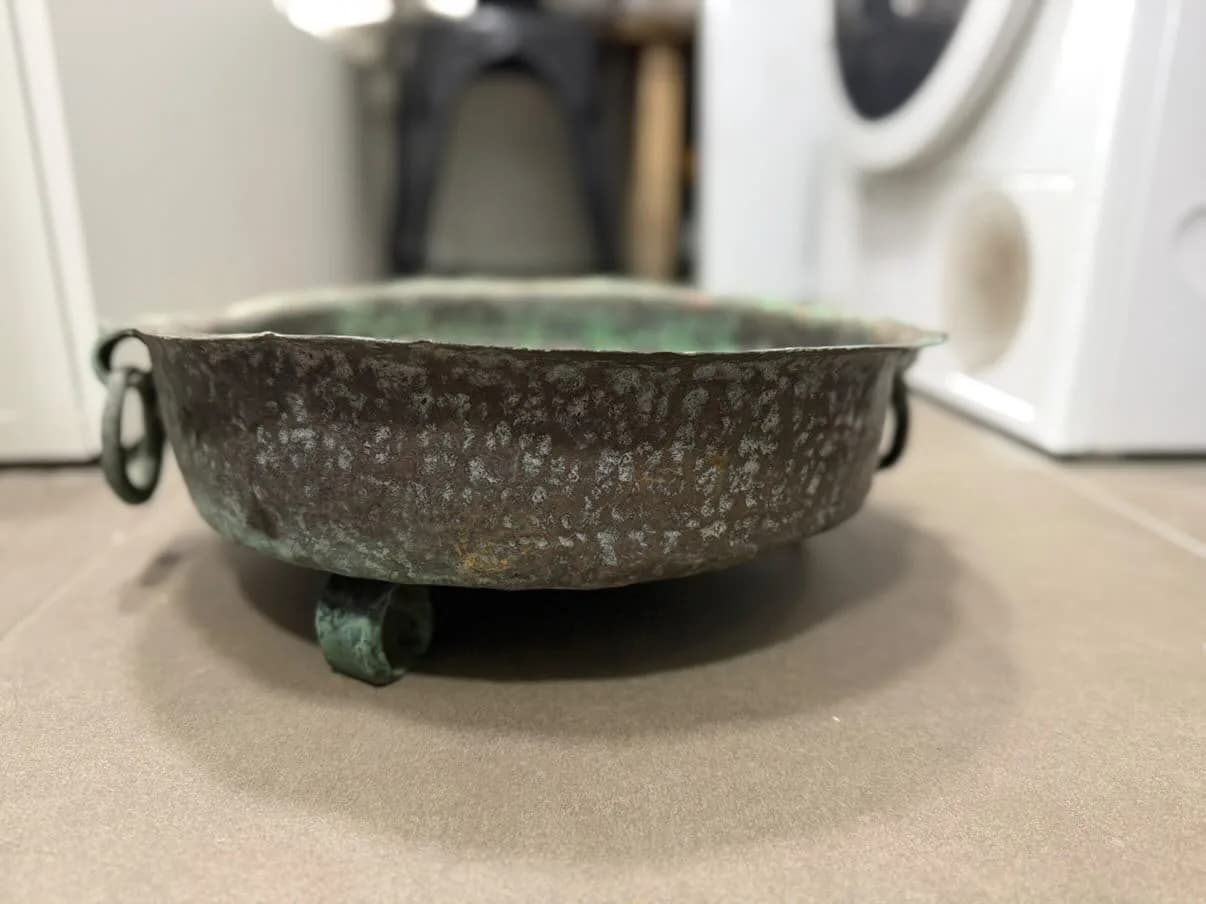 Olla de cobre antiguo con patas. — vista 3