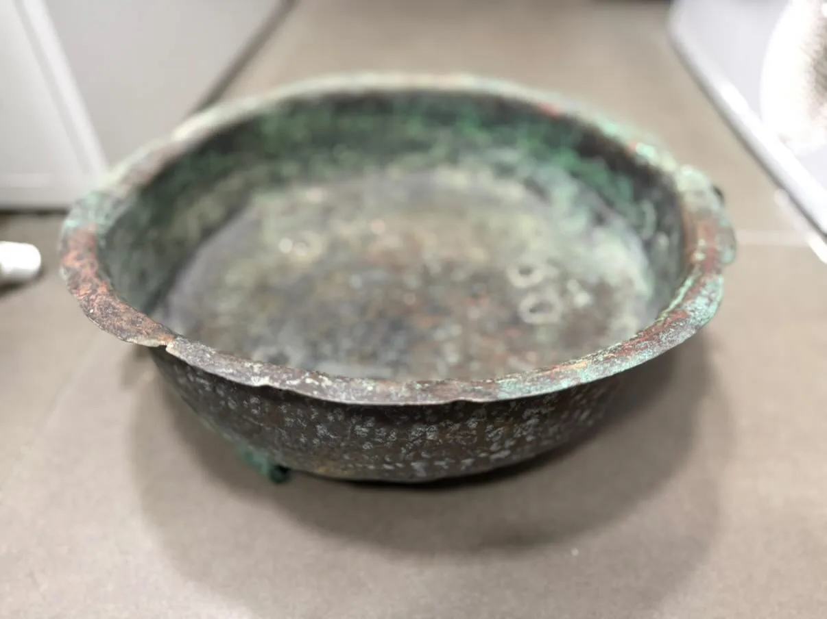 Olla de cobre antiguo con patas. — vista 5