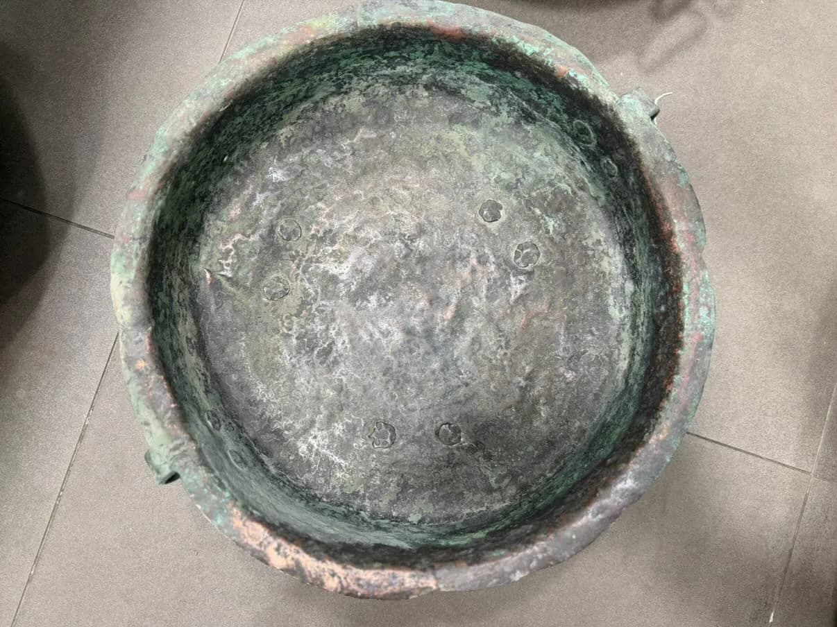Olla de cobre antiguo con patas. — vista 6