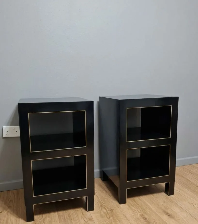 Par de veladores negros de madera con ribete dorado sutil. — vista 2