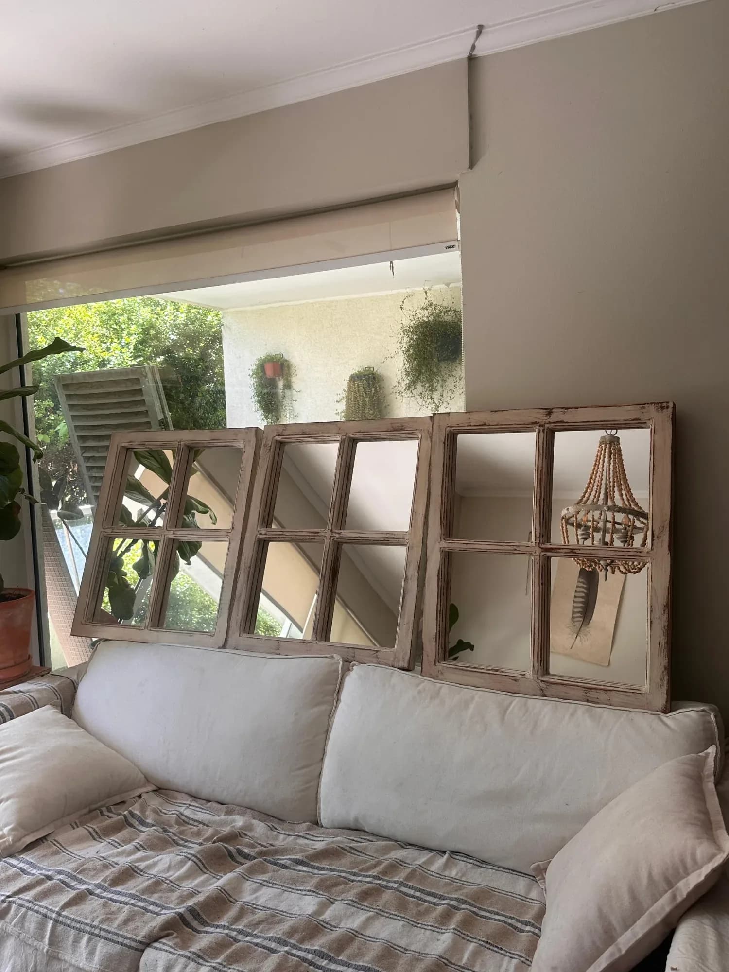 Espejos en moldura de madera tipo ventana. — Espejos