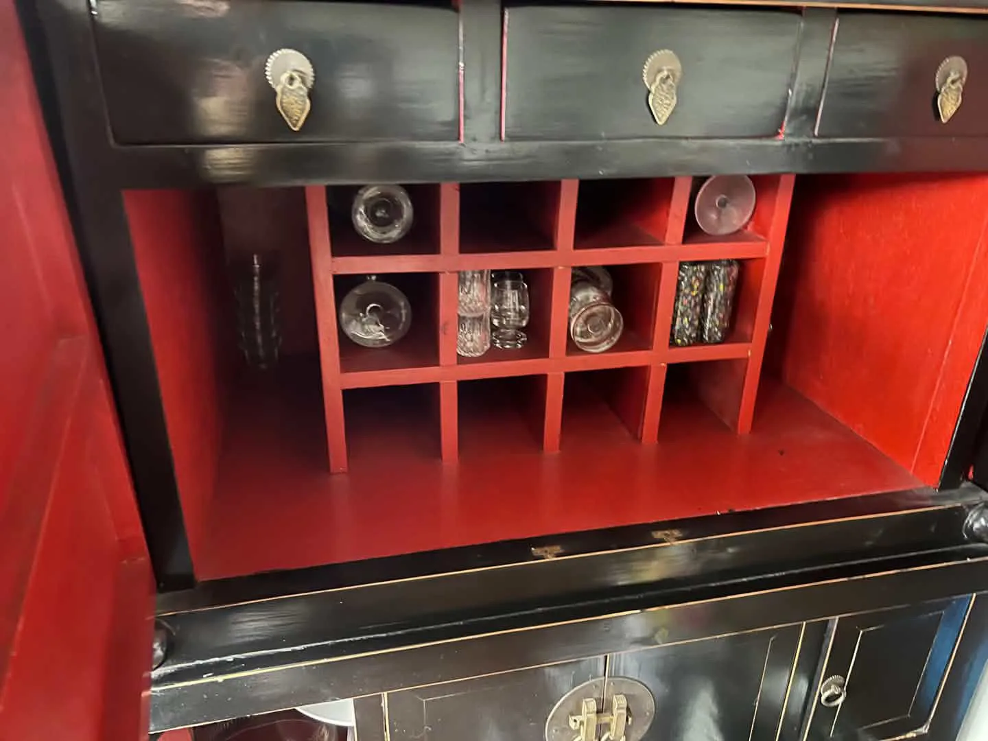 Lindo mueble bar de madera. — vista 3
