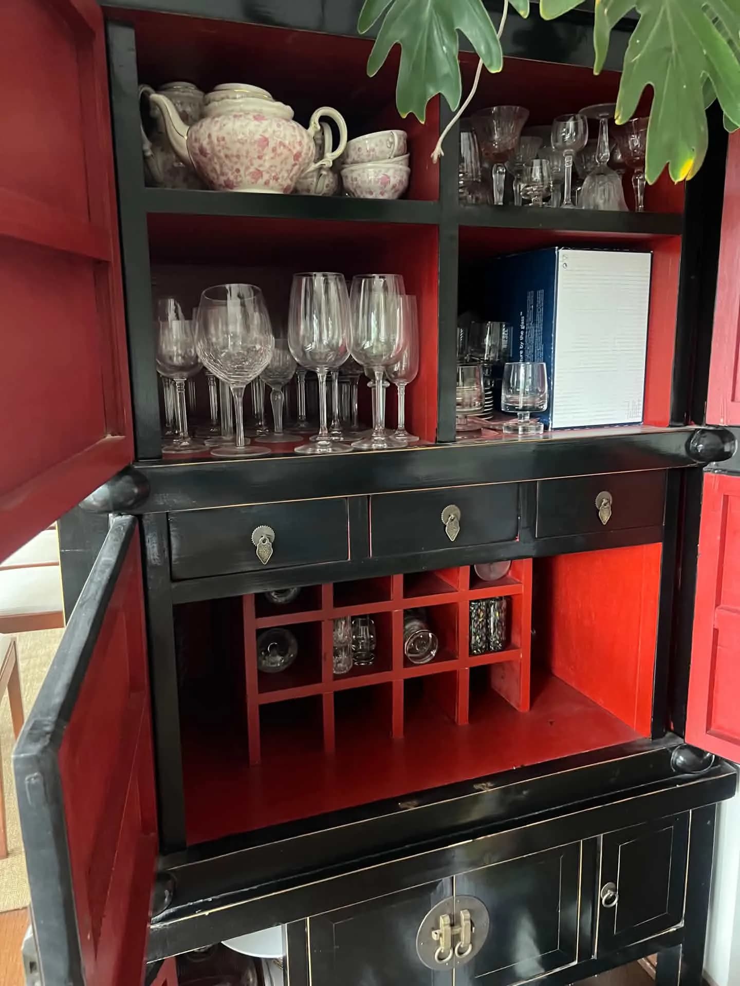 Lindo mueble bar de madera. — vista 4