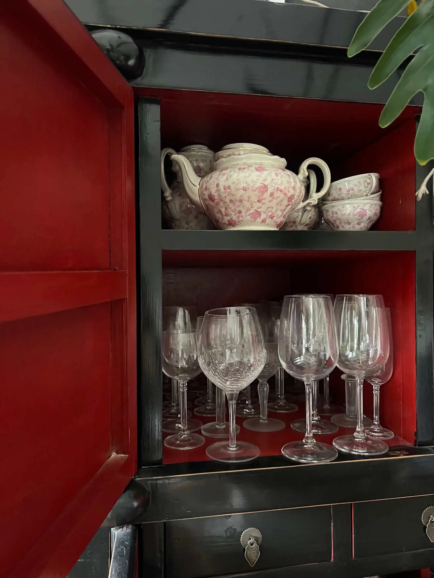 Lindo mueble bar de madera. — vista 5