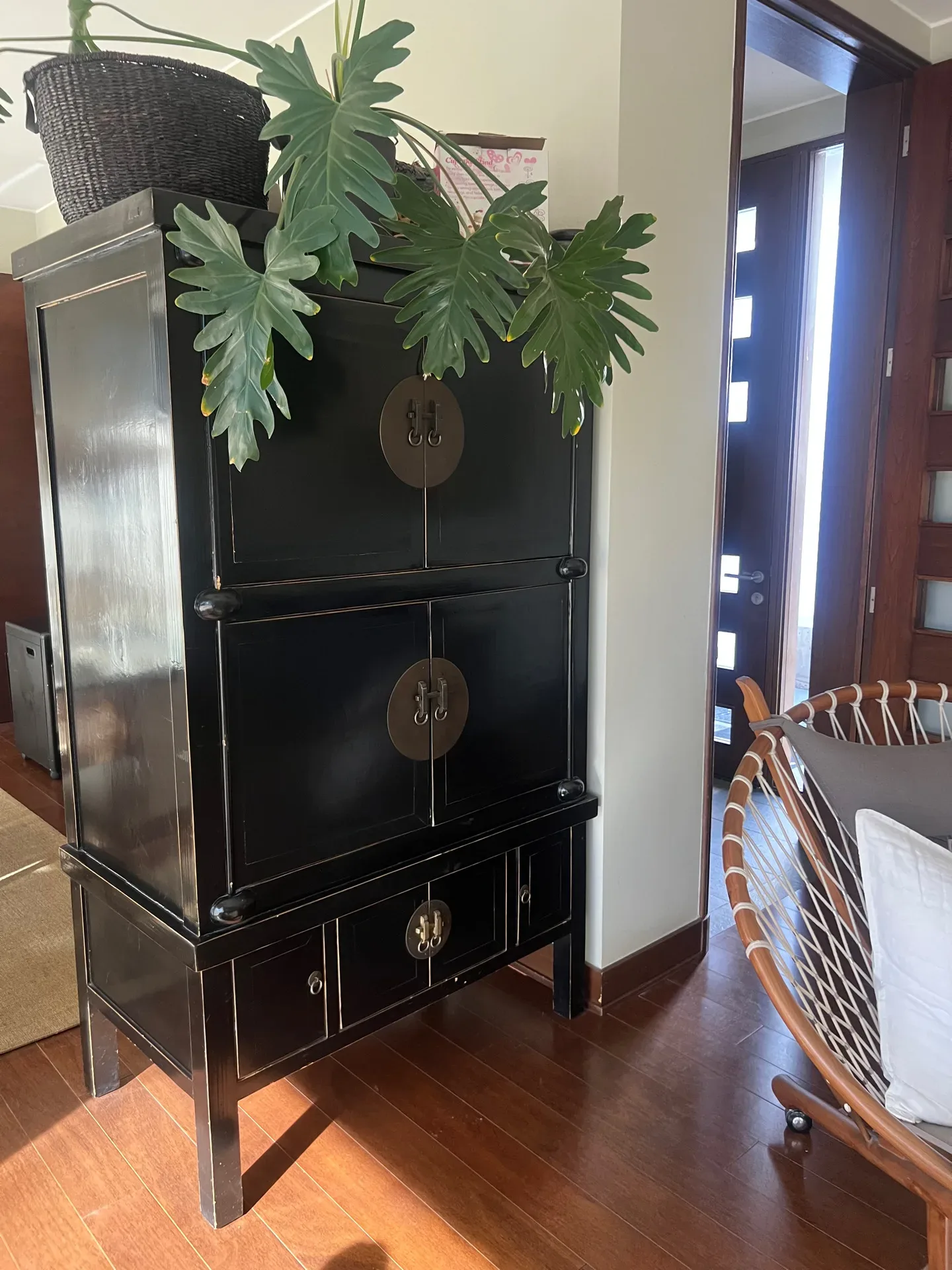 Lindo mueble bar de madera. — vista 2