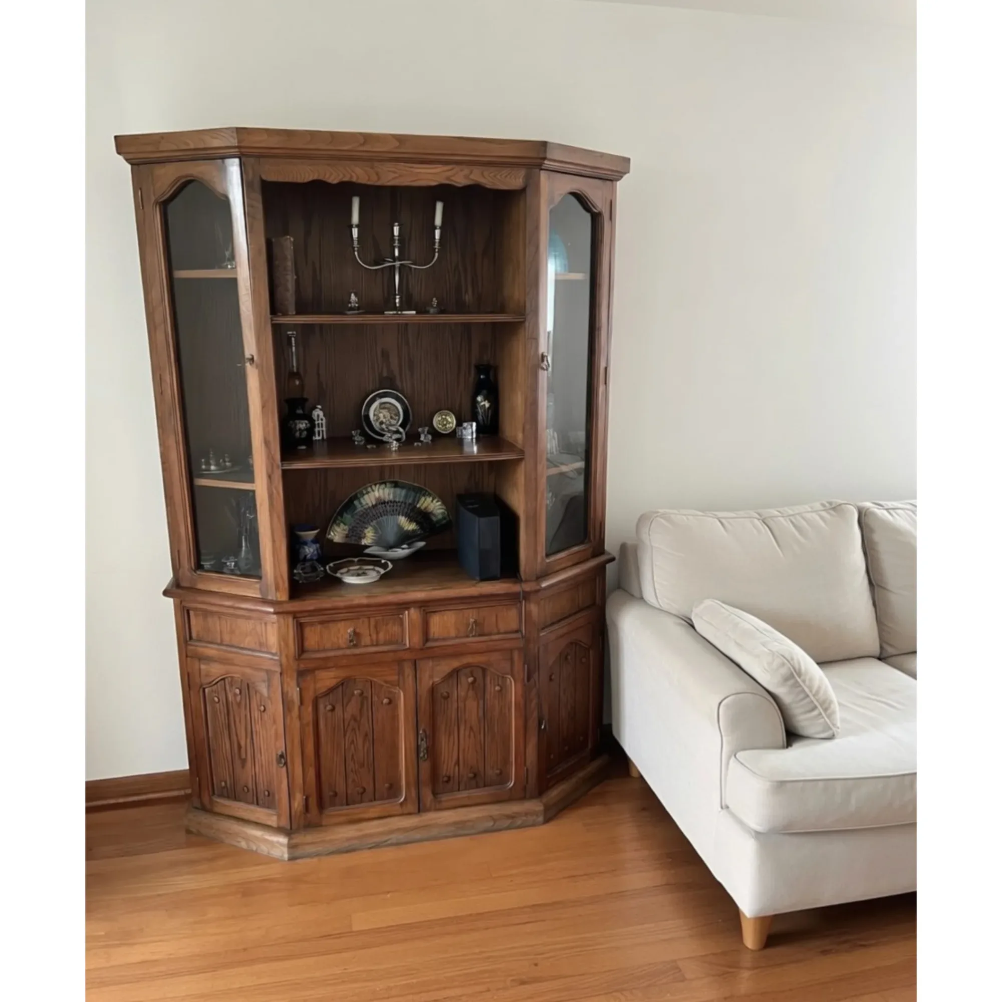 Aparador o mueble bar de madera. — Buffets y aparadores