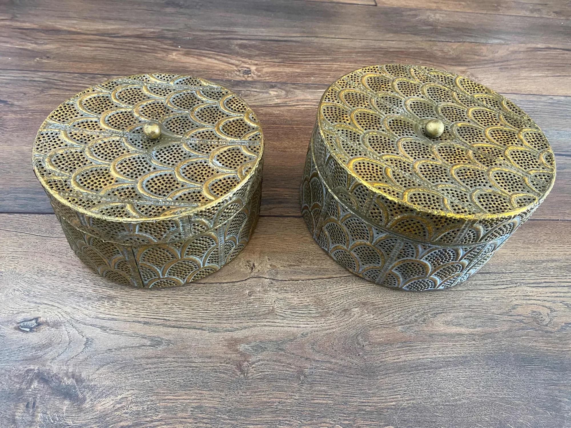 Dos cajas de latón. — Decoración