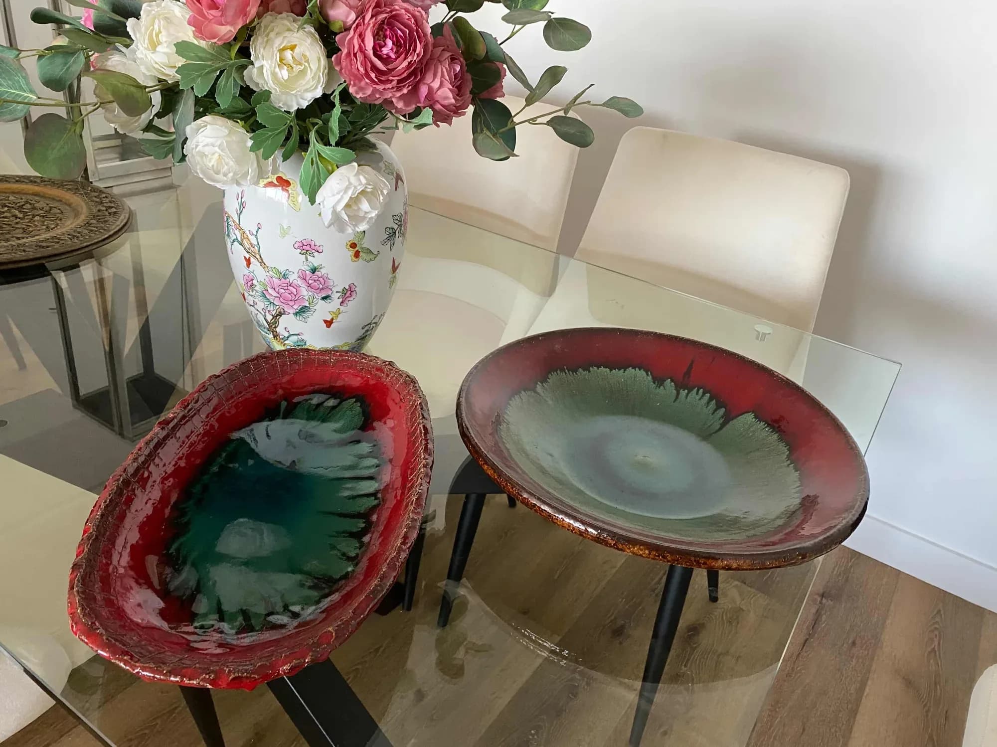 Platos decorativos de greda y resina. — Vajilla y mesa