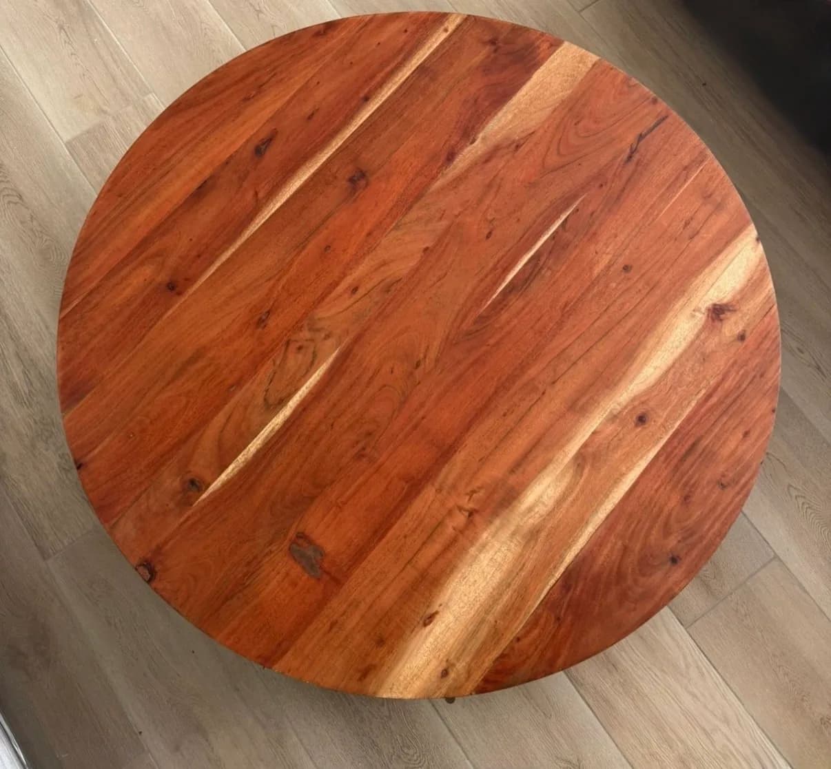 Preciosa mesa de centro de madera maciza. — vista 4