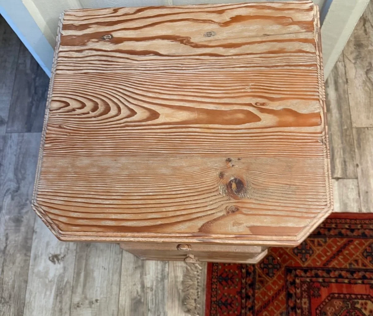 Velador de madera. — vista 2