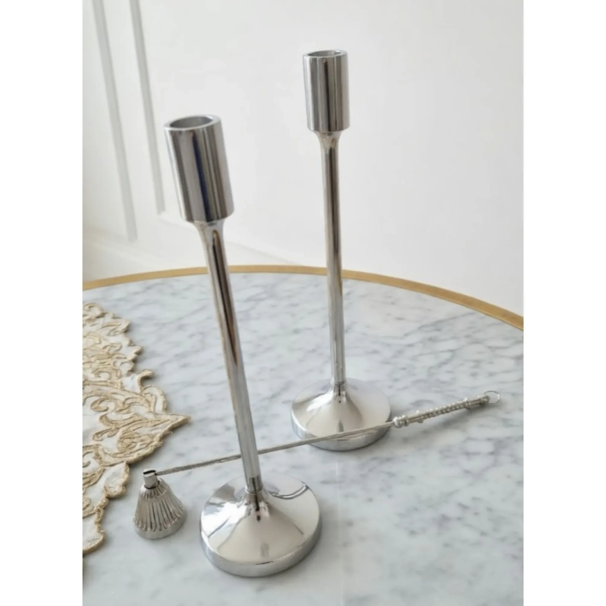 Dos candelabros con apaga vela. — Decoración