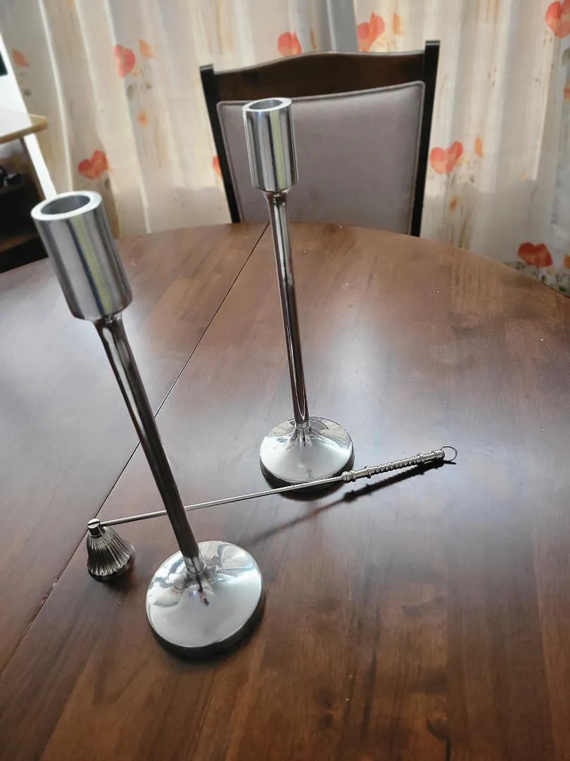 Dos candelabros con apaga vela. — vista 2