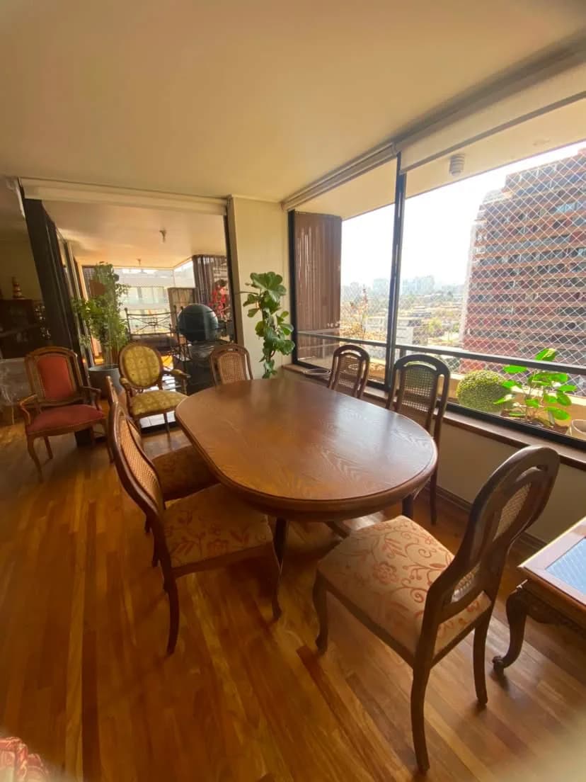 Mesa extensible de encina con 8 sillas. — vista 2