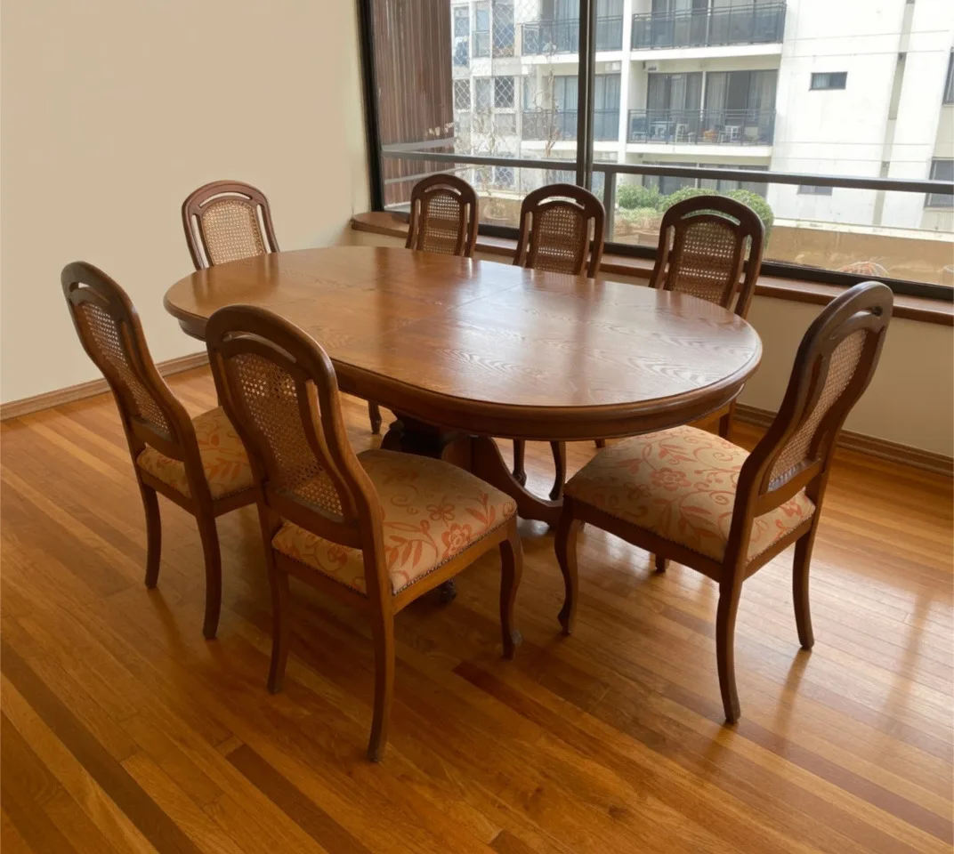 Mesa extensible de encina con 8 sillas. — Sillas