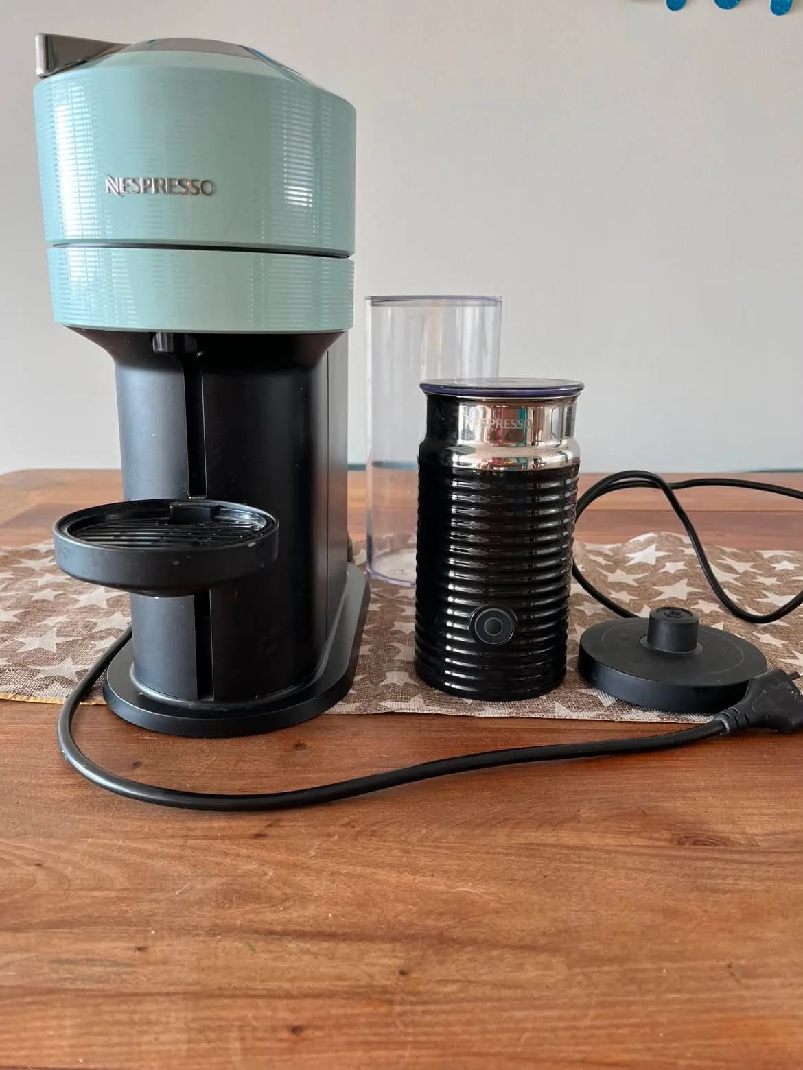 Cafetera nespresso con espumador. — vista 2