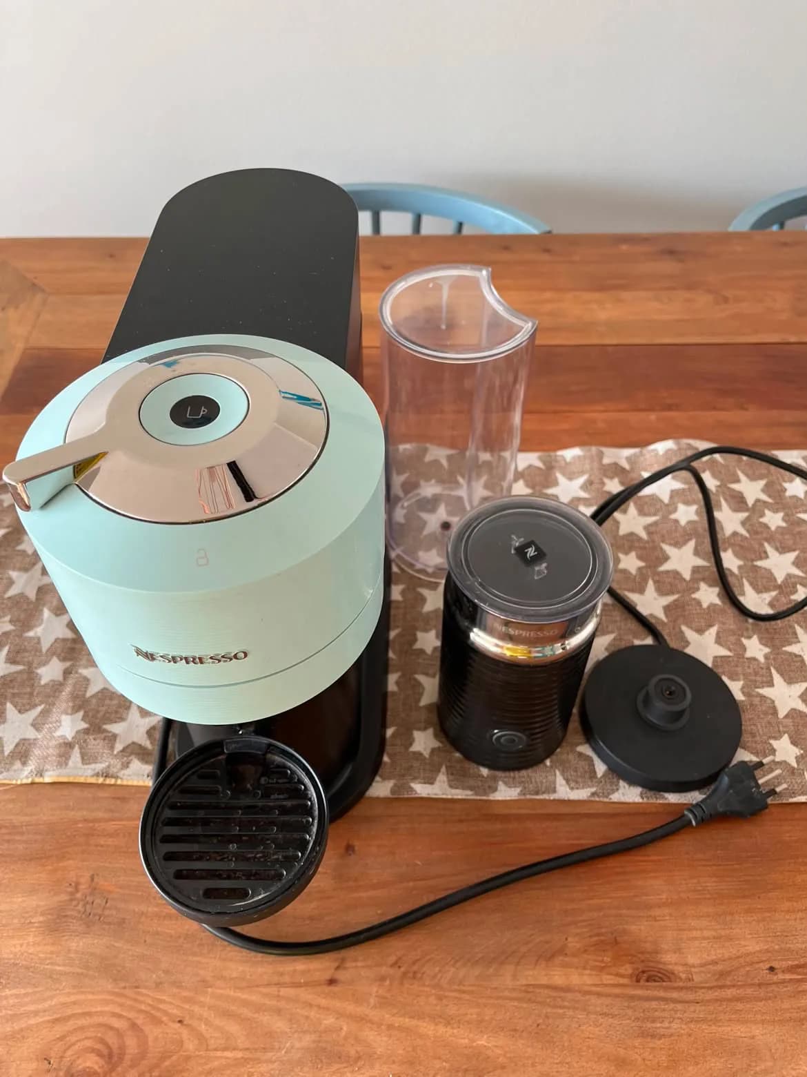 Cafetera nespresso con espumador. — vista 3