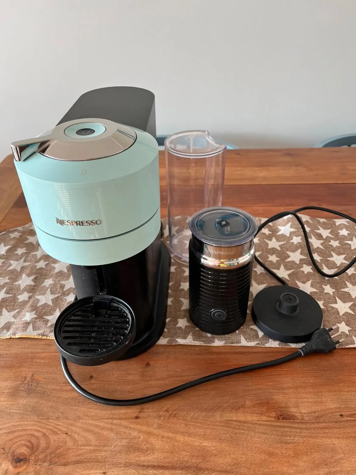 Cafetera nespresso con espumador. — vista 4