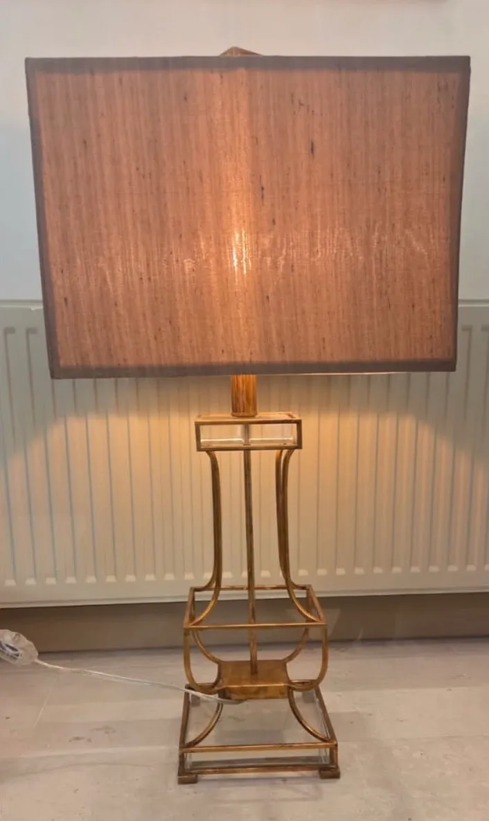 Lampara de mesa de metal y fierro, pantalla de seda. — vista 2