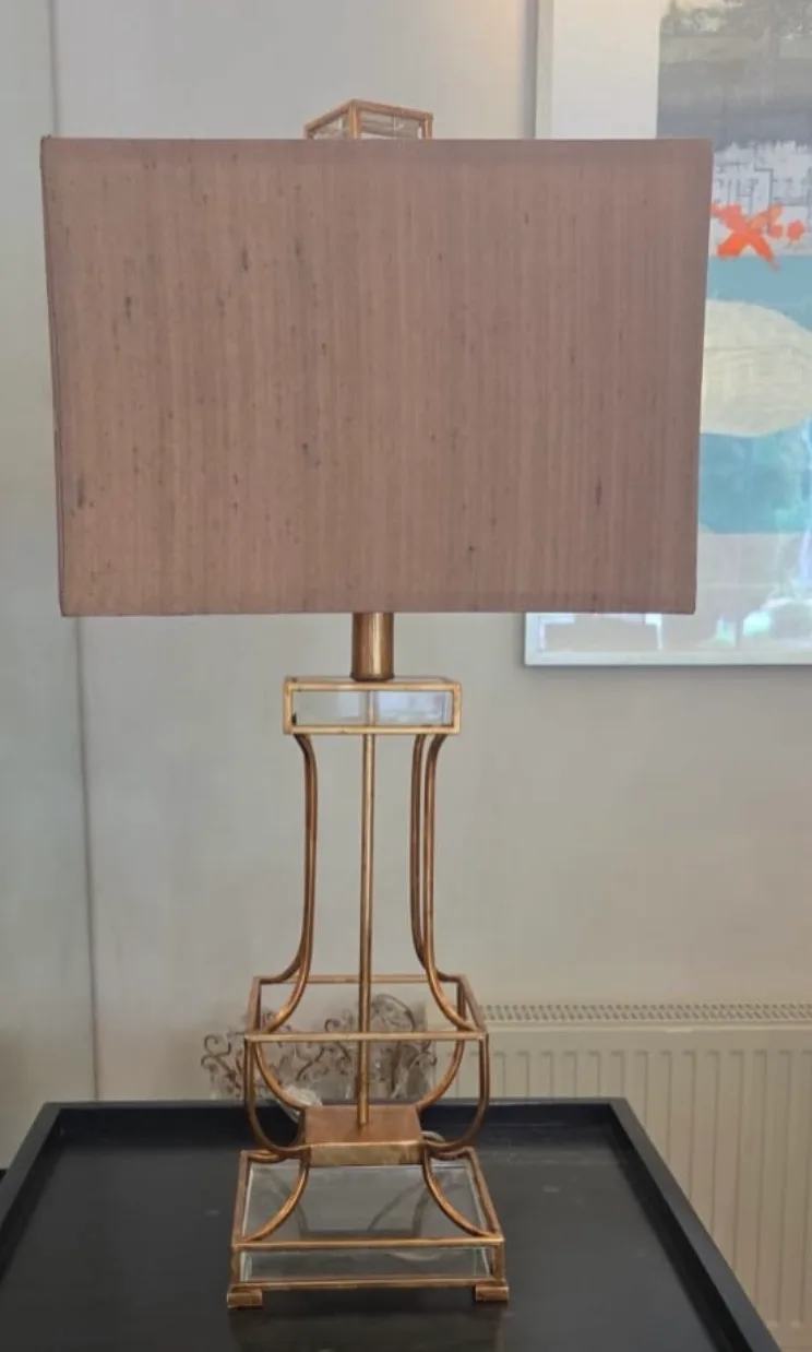 Lampara de mesa de metal y fierro, pantalla de seda. — vista 3