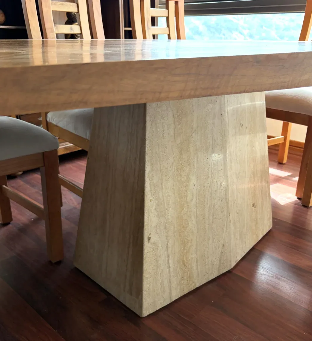 Mesa de comedor con cubierta madera y base de marmol, incluye 8 sillas — vista 2