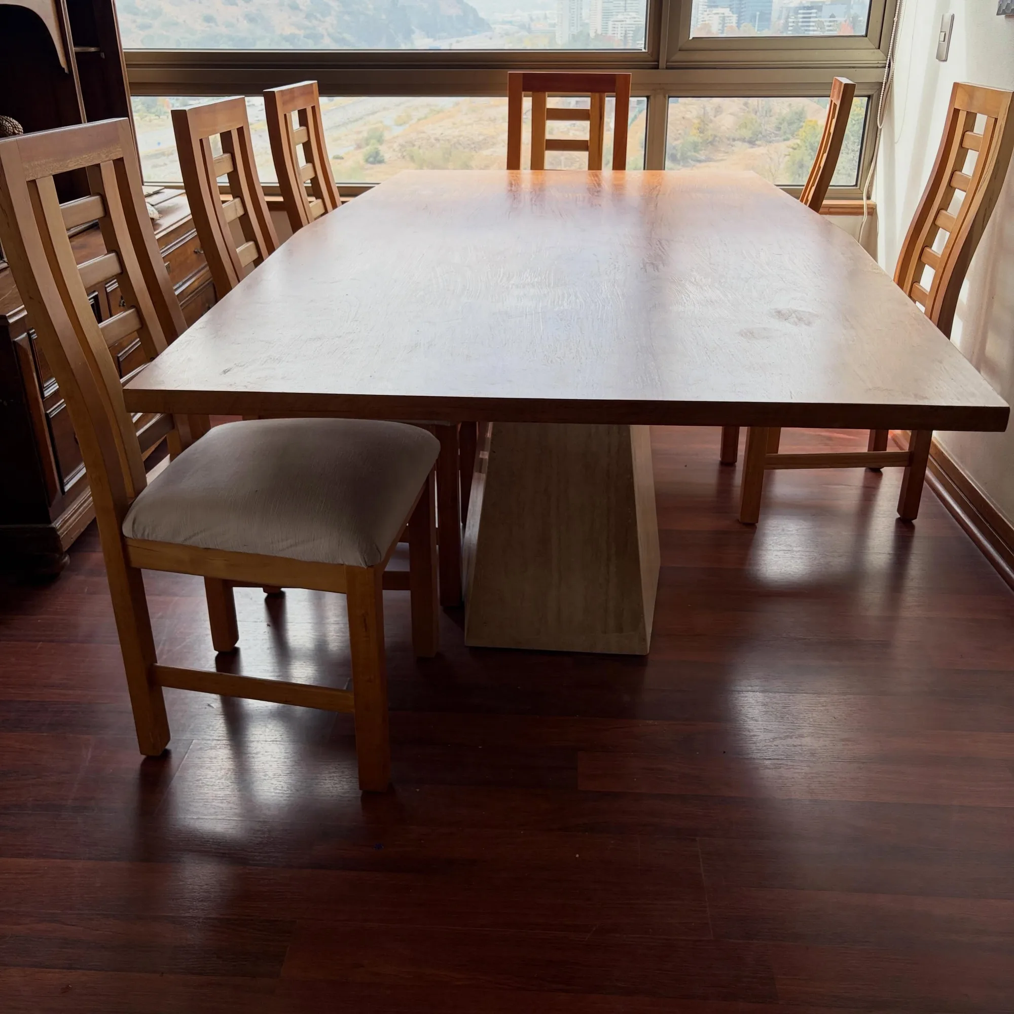 Mesa de comedor con cubierta madera y base de marmol, incluye 8 sillas — vista 3