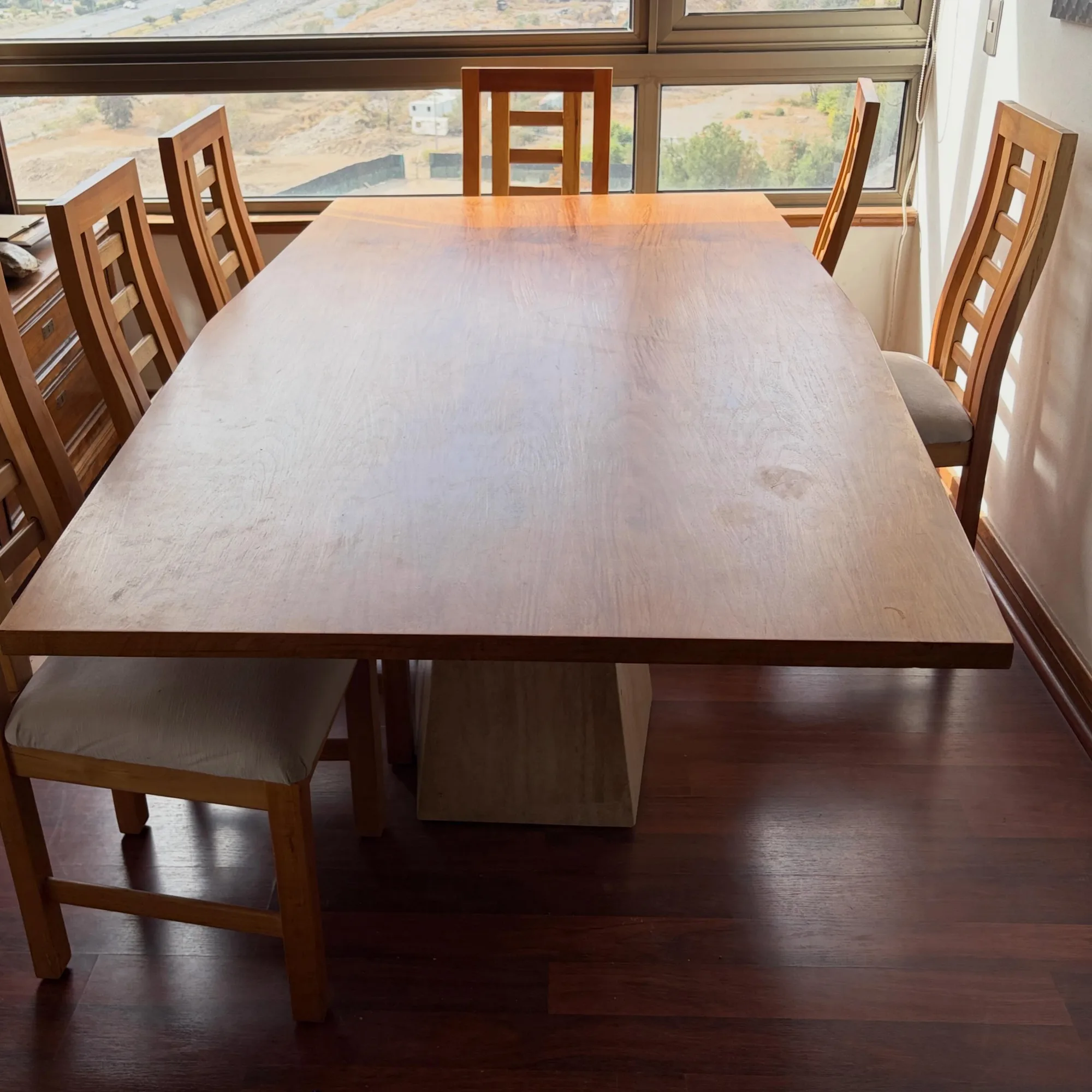 Mesa de comedor con cubierta madera y base de marmol, incluye 8 sillas — vista 4