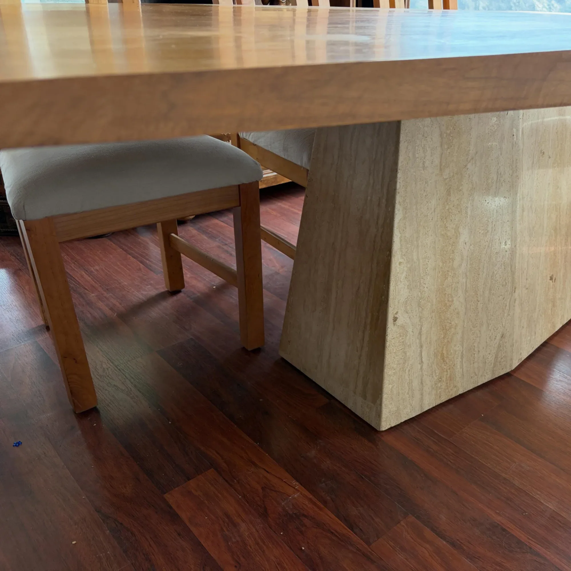 Mesa de comedor con cubierta madera y base de marmol, incluye 8 sillas — vista 5