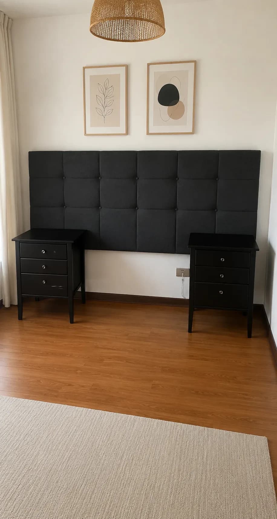 Set de dormitorio, respaldo y dos veladores Rosen