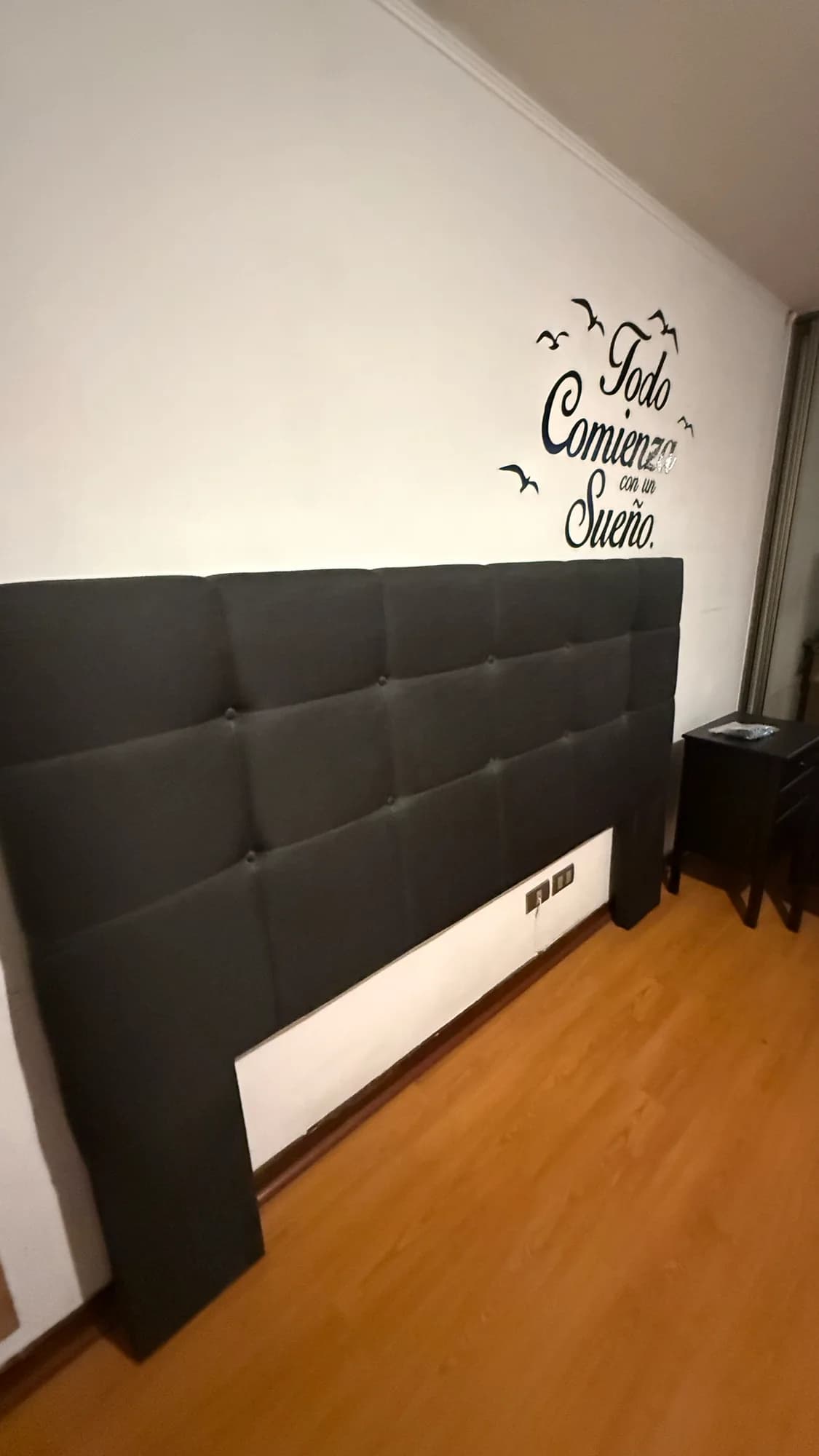 Set de dormitorio, respaldo y dos veladores Rosen — vista 3