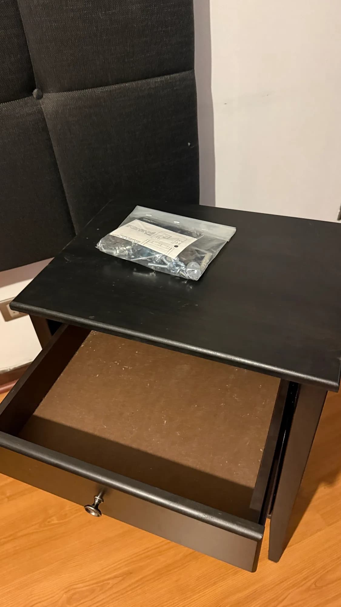 Set de dormitorio, respaldo y dos veladores Rosen — vista 4