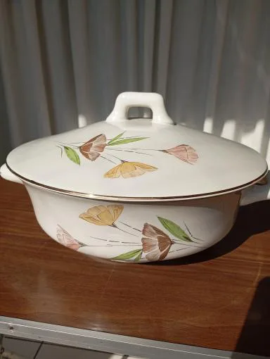 Sopera de porcelana Carrascal. — Vajilla y mesa