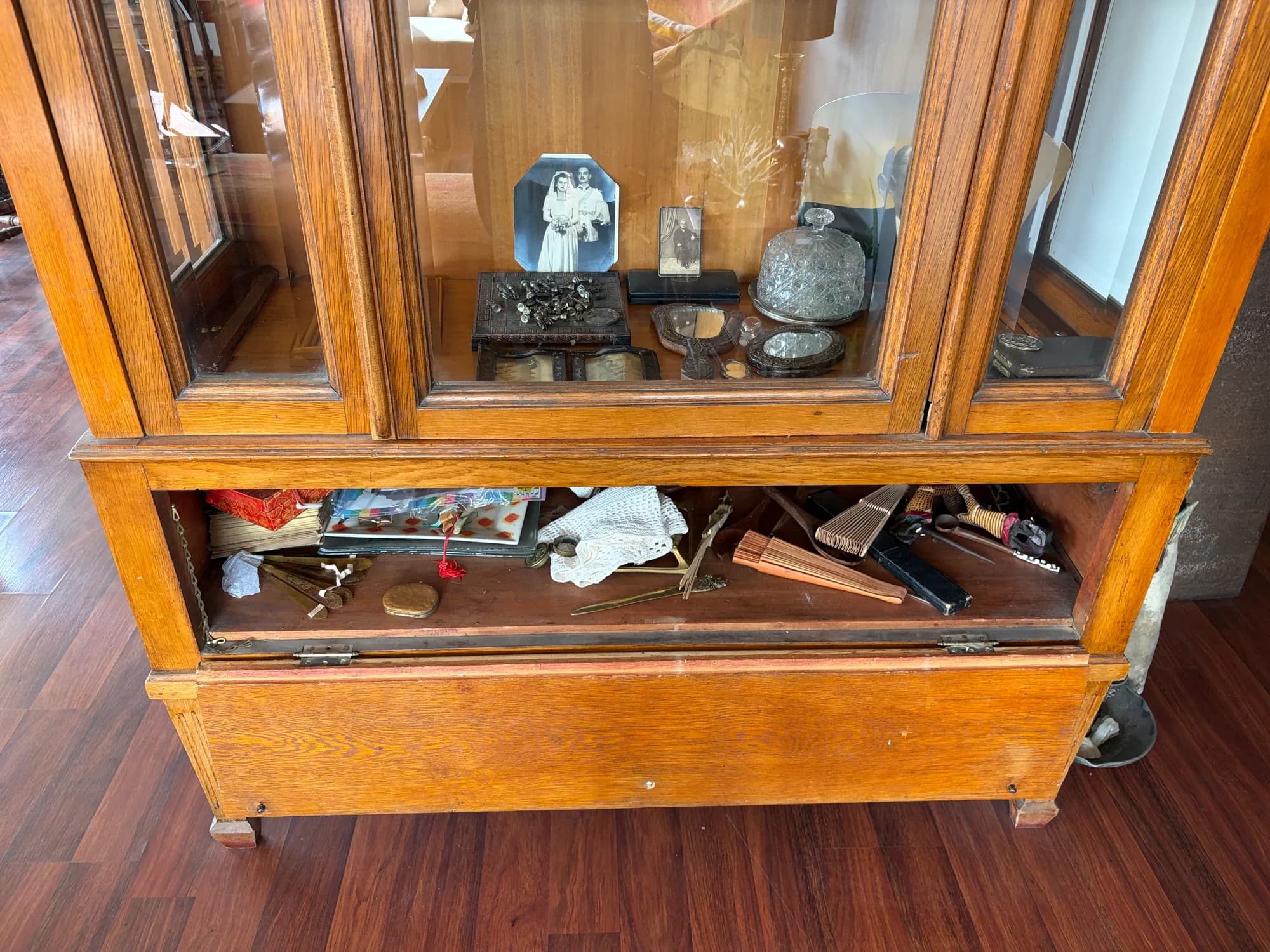 Vitrina de madera con vidrio biselado. — vista 2