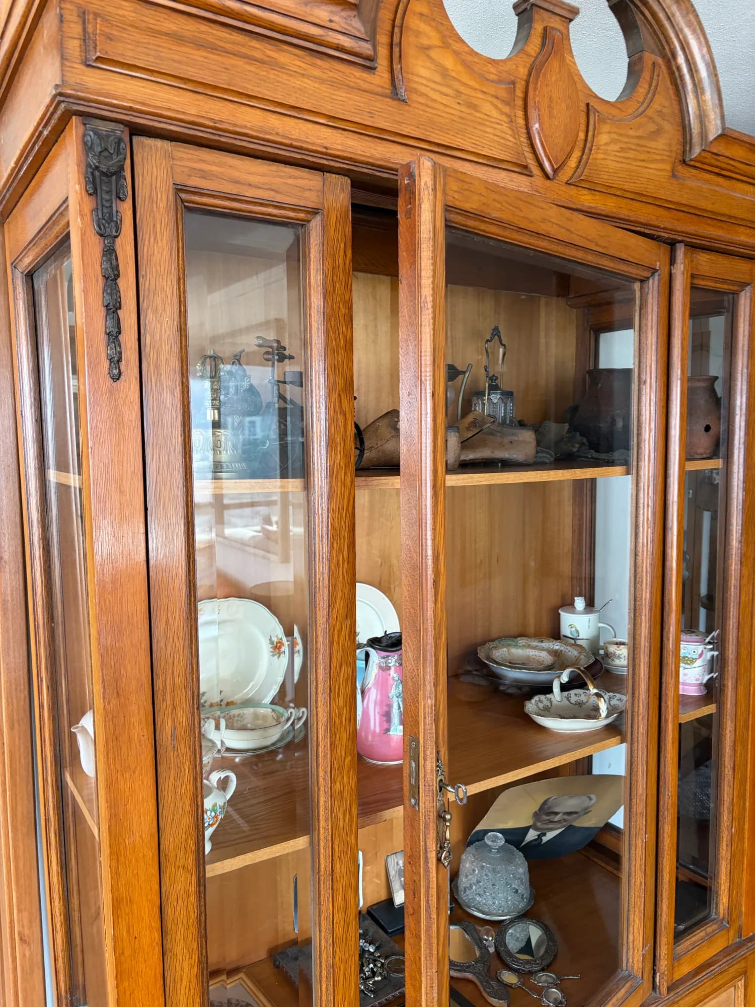 Vitrina de madera con vidrio biselado. — vista 3
