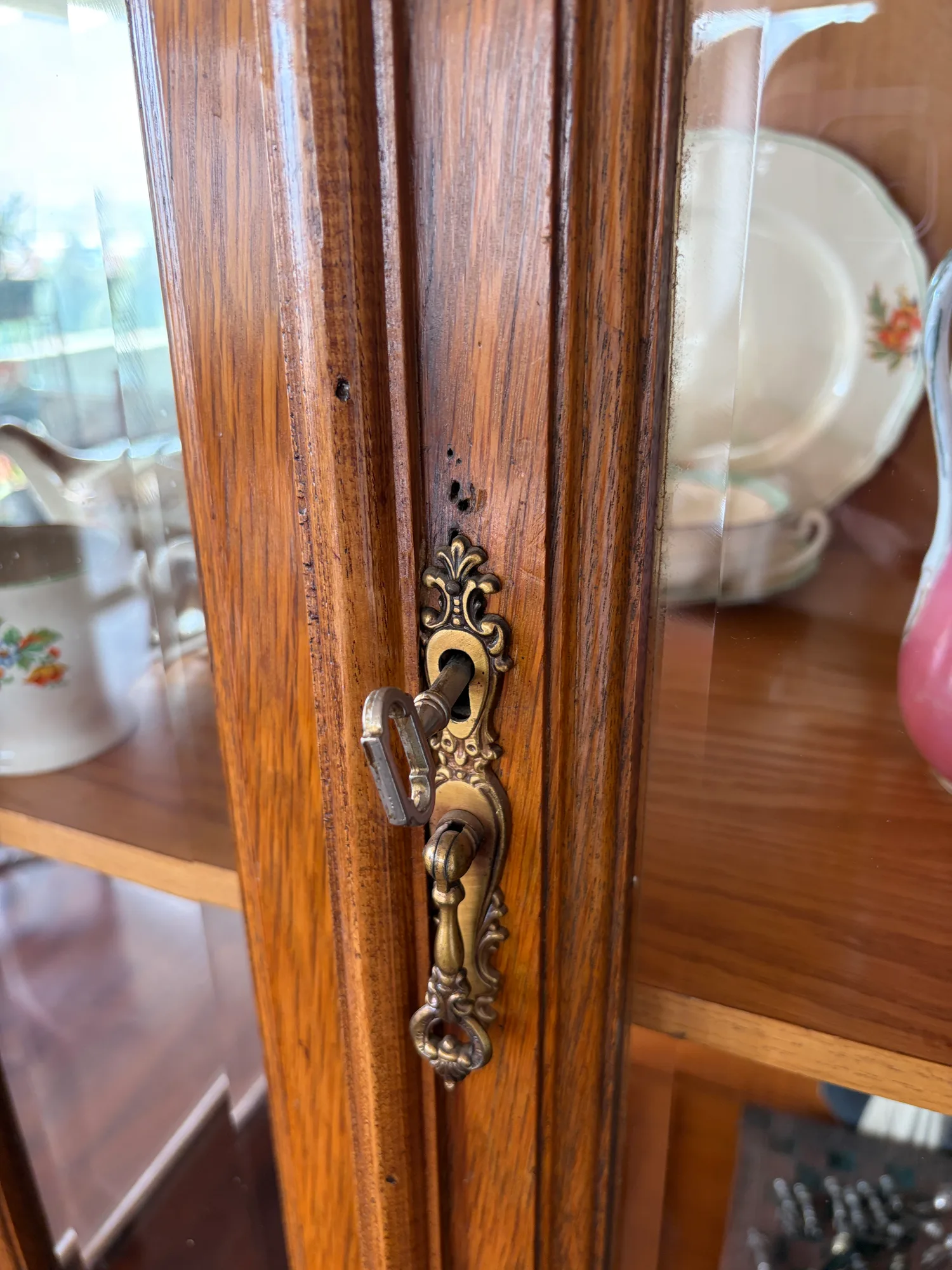 Vitrina de madera con vidrio biselado. — vista 4