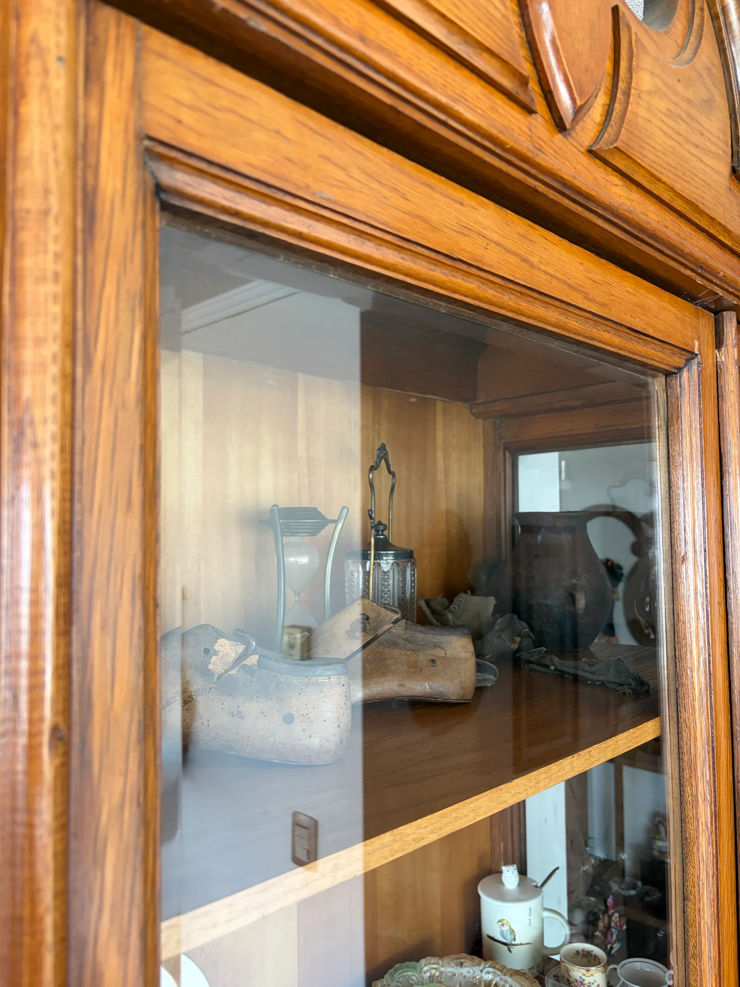Vitrina de madera con vidrio biselado. — vista 5