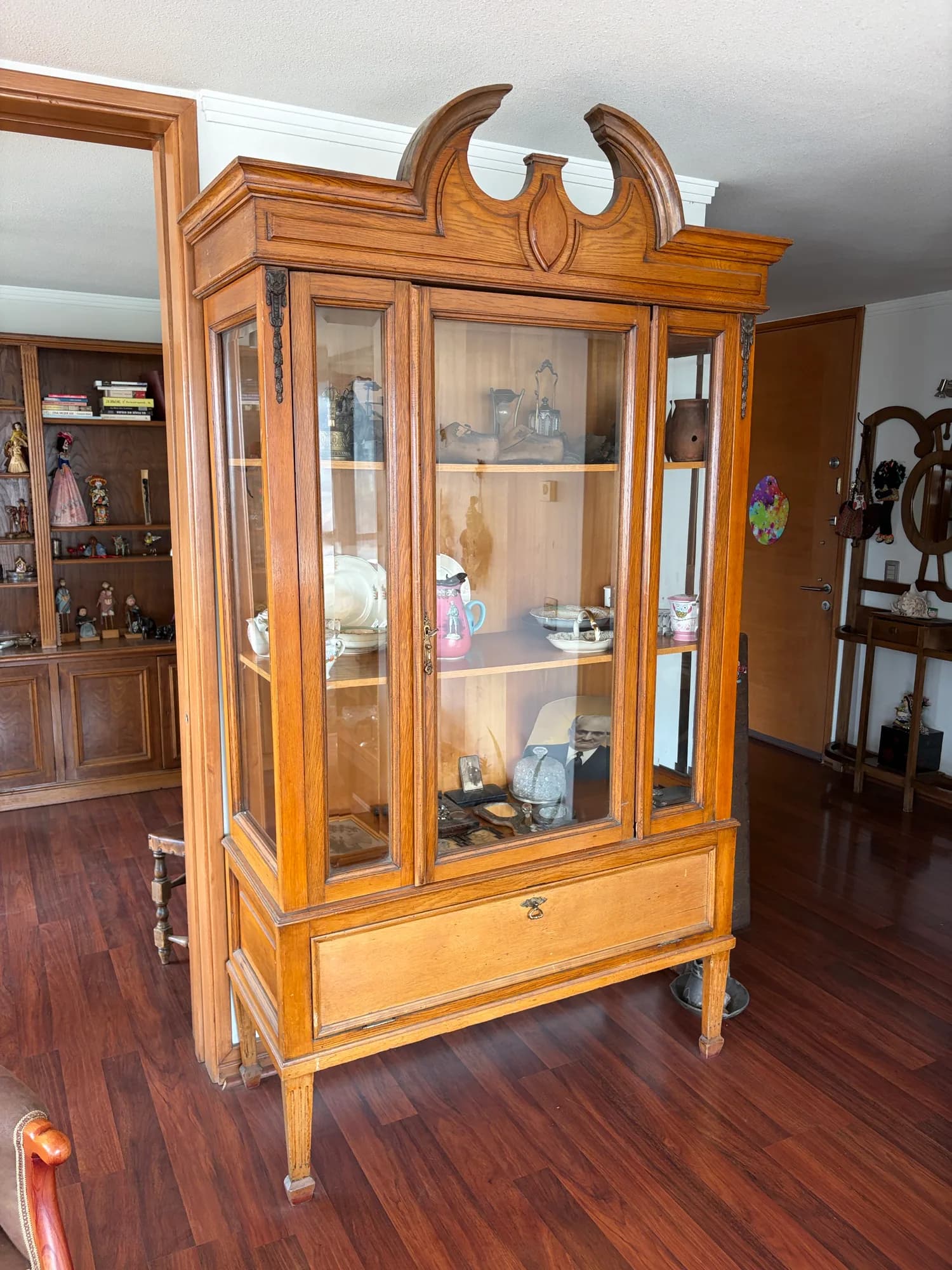 Vitrina de madera con vidrio biselado. — vista 7