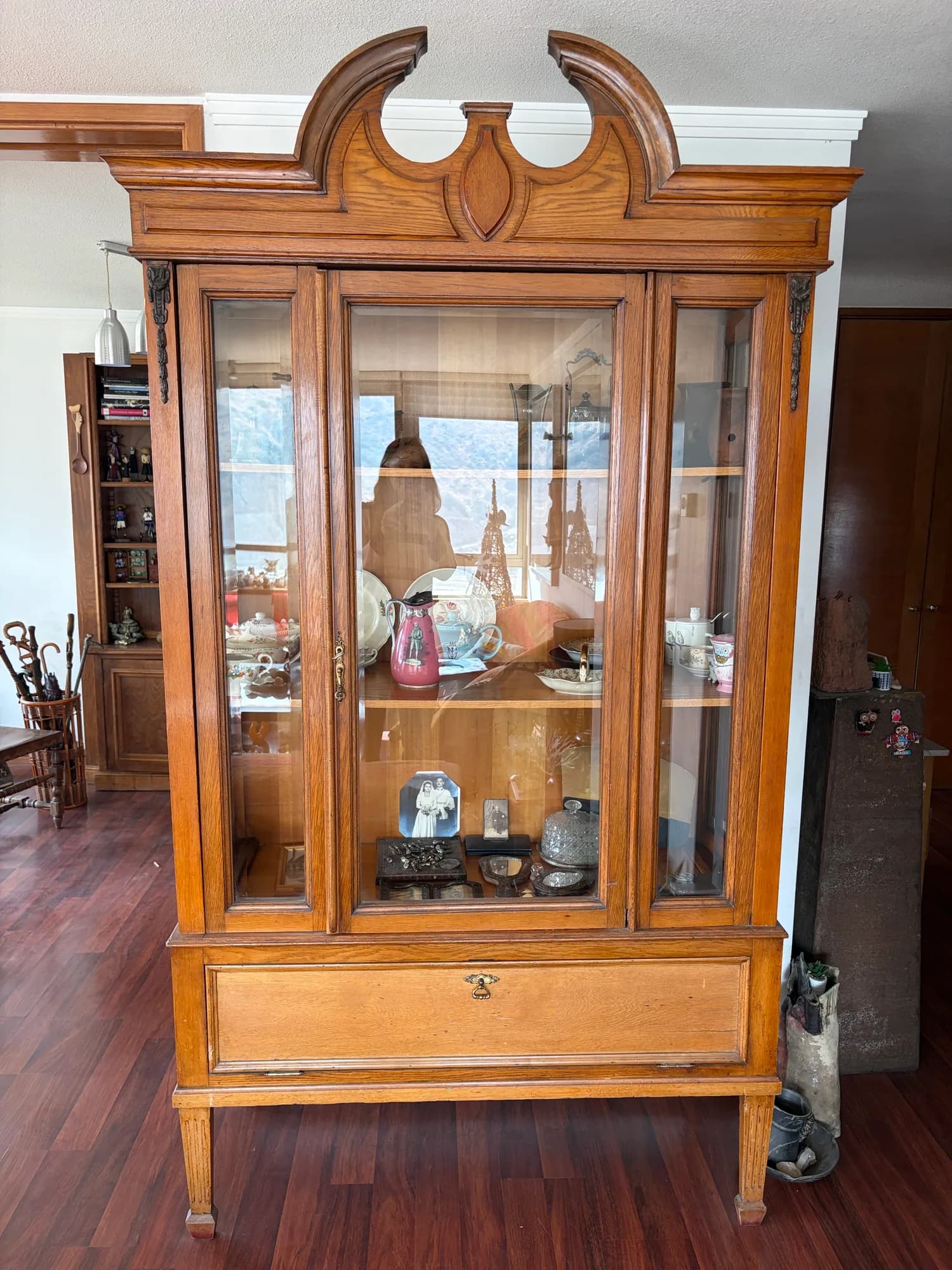 Vitrina de madera con vidrio biselado. — vista 8