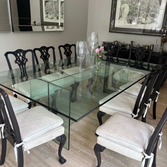 Comedor de vidrio y 10 sillas madera noble.