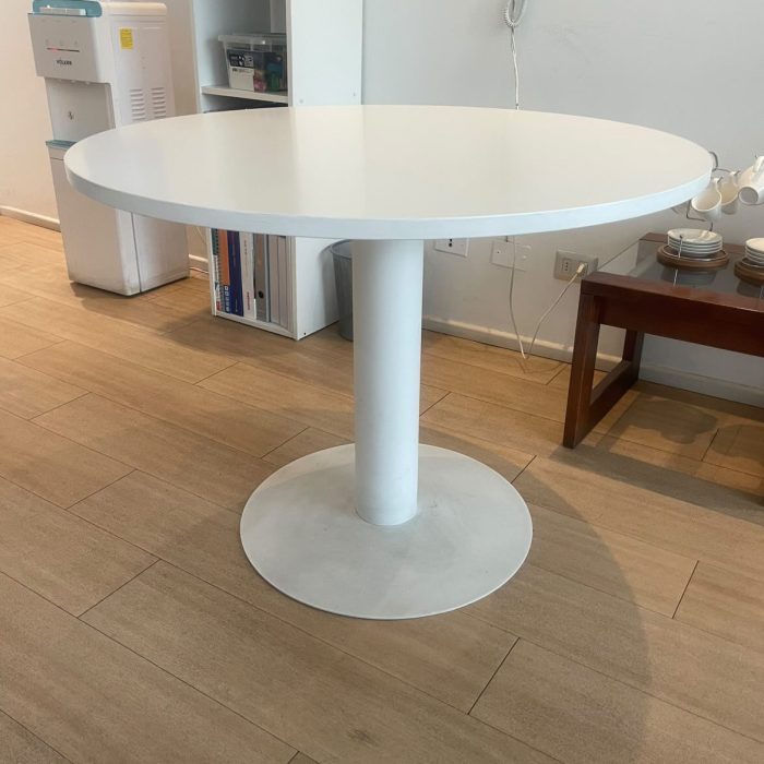 Mesa redonda con base de acero.