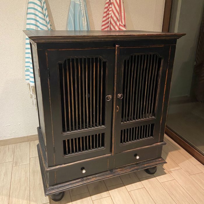 Mueble tipo alacena negro de madera.