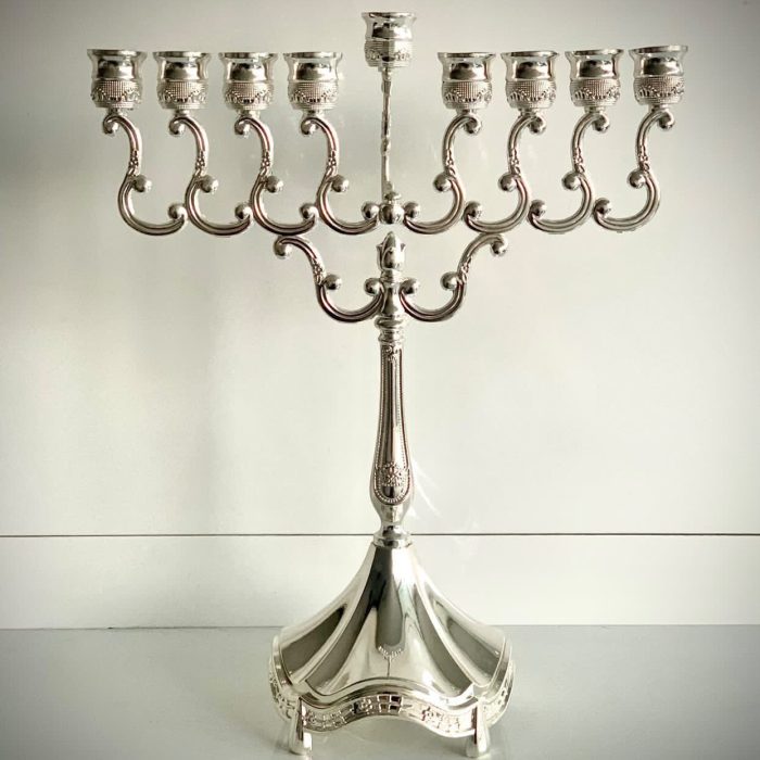 Candelabros de metal cromado.