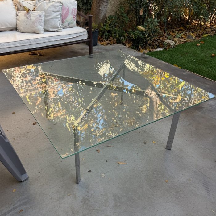 Mesa de centro metal cromado y vidrio.